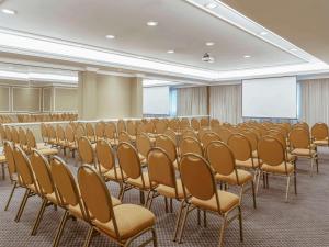 a room with rows of chairs in a classroom at Grand Mercure Sao Paulo Ibirapuera in Sao Paulo