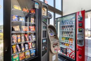 dos máquinas expendedoras en una tienda con comida y bebida en Econo Lodge, en Florence