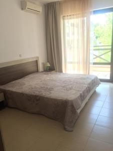 Кровать или кровати в номере Apartment on the sea at St Nikolas Complex-Elena