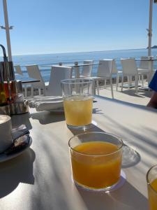 ハベアにあるResindentail Benvingutsの海辺のテーブルに座るオレンジジュース