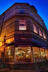 een hoog gebouw met een etalage in een straat bij The Blueberry Hotel in Pontypridd