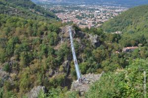 grupa ludzi stojąca na szczycie góry w obiekcie Maison de ville au pied de la Montagne Noire w mieście Mazamet