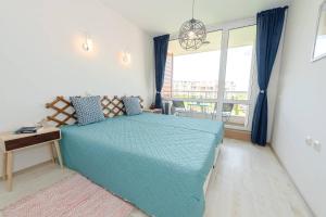 Un pat sau paturi într-o cameră la Apartment Gendar Delux, Sunny Island, Chernomorets