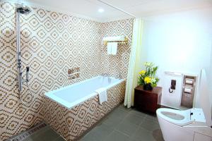 Un baño de Sterlings Mac Hotel