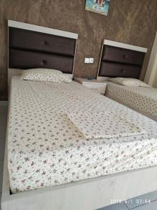 um quarto com uma cama com um edredão em LAZAROS APARTMENTS em Olympiakí Aktí