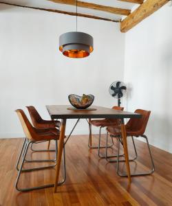 ログローニョにあるLux Wood Loft with Air Con & Liftのダイニングルーム(椅子、照明付)