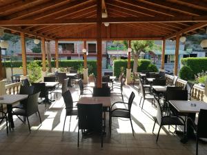 ein leeres Restaurant mit Tischen und Stühlen auf einer Terrasse in der Unterkunft Golden days in Afandou