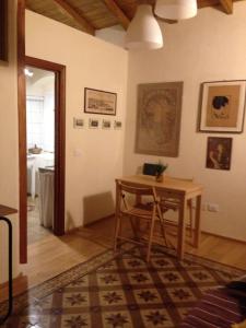 una camera con scrivania e tavolo di La casa di Alice a La Spezia