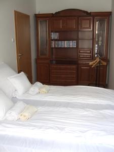 1 dormitorio con 1 cama grande y 2 toallas. en Central Pécs Free Parking, en Pécs