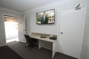 TV a/nebo společenská místnost v ubytování Raintree Motel Biloela