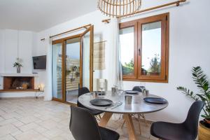 Sjónvarps- og/eða afþreyingartæki á Apartment Ivy Kallithea
