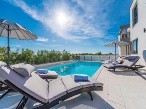 Bazén v ubytování Villa Ana,luxury wellness villa with heated pool and jacuzzi nebo v jeho okolí