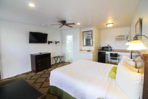 a hotel room with a bed and a kitchen at Stage Stop Inn Williams in Williams