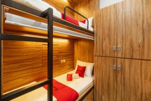 Двухъярусная кровать или двухъярусные кровати в номере RedDoorz Plus near Senayan City