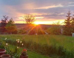 Η ανατολή ή δύση του ηλίου όπως φαίνεται από αυτό το διαμέρισμα ή από εκεί κοντά +2 φωτογραφίες