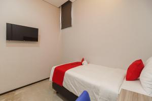 Кровать или кровати в номере RedDoorz Plus near Senayan City