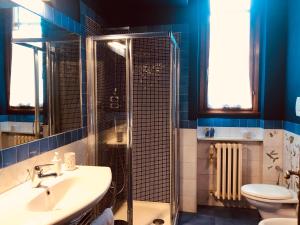 SettignanoにあるIl Pianerottoloのバスルーム(シャワー、洗面台、トイレ付)