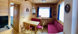 A television and/or entertainment centre at Appartements Futtertrögl