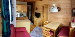 A kitchen or kitchenette at Appartements Futtertrögl