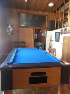 The Coachman Ski Lodge في Smiggin Holes: طاولة بلياردو في غرفة المعيشة مع