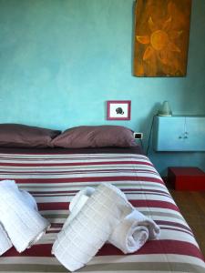 SettignanoにあるIl Pianerottoloのベッドルーム1室(青い壁のベッド1台付)