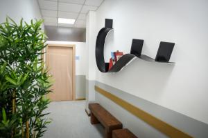 un corridoio dell'ufficio con panchina e porta di Bed and Breakfast Porto Flavia a Iglesias