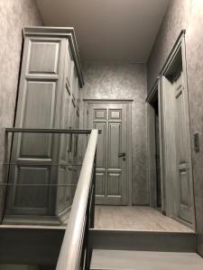 pusty korytarz z dwoma drzwiami i schodami w obiekcie Грибовка Апартаменты 137 - Black Sea Bugaz w mieście Hrybiwka