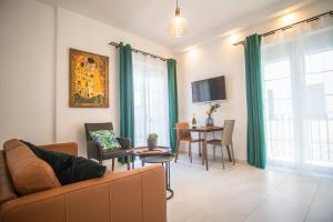 TV a/nebo společenská místnost v ubytování Casa Toledo & El Pont Alicante Apartments