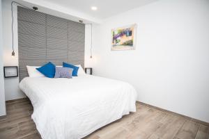 Postel nebo postele na pokoji v ubytování Casa Toledo & El Pont Alicante Apartments