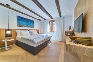um quarto com uma cama e uma televisão em Villa Pergola em Sibenik