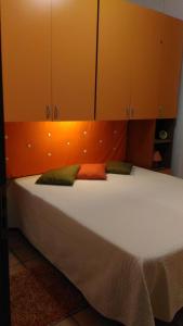 カステッランマーレ・デル・ゴルフォにあるVillino Marmoraのベッドルーム1室(オレンジ色の壁の大型ベッド1台付)