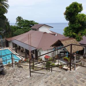 ein Haus mit einem Dach und einem Pool in der Unterkunft Raya Del Sol Dive Resort in Mabini