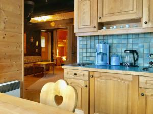 A kitchen or kitchenette at Appartements Futtertrögl