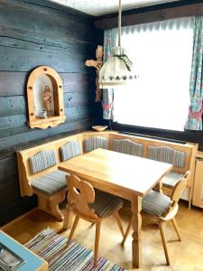 A seating area at Appartements Futtertrögl