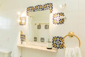 un baño con espejo y lavabo en For4 Seasons Home 1 - by Avelink, en Spáta