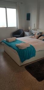1 dormitorio con 1 cama grande y 1 silla en Apartment Edificio Sur 19, en Nerja
