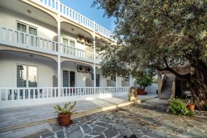 vista esterna di una casa con un albero di Hotel Ikaros a Archangelos