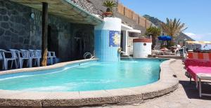 una piscina al centro di un edificio di Hotel La Gondola a Ischia