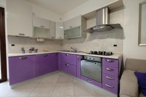 ピネートにあるMango Pineto Vacanzaの紫色のキッチン(シンク、コンロ付)