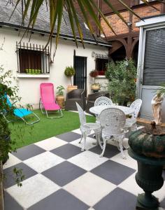 patio z krzesłami i stołem z szachownicą w obiekcie Appartement de la Duchesse de Dino w mieście Valençay