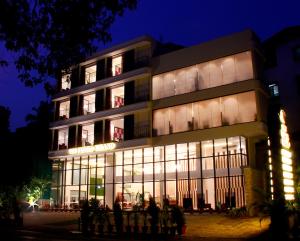 瓦斯科达伽马The Flora Grand, Vasco, Goa的一座建筑,人们在晚上站在它前面