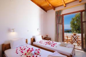 Кровать или кровати в номере Dionyssos Rooms Preveli Crete