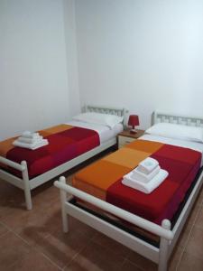 パリヌーロにあるResidence San Salvatoreのベッド2台が隣同士に設置された部屋です。