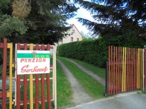 a sign on a gate in front of a yard at Penzion Šerhant in Zahořánky