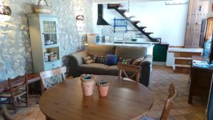 Ein Sitzbereich in der Unterkunft Vivienda rural fuente de los gusarapos