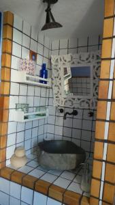 ein gefliestes Bad mit einer Badewanne und einem Spiegel in der Unterkunft Vivienda rural fuente de los gusarapos in Burunchel + 12 Fotos