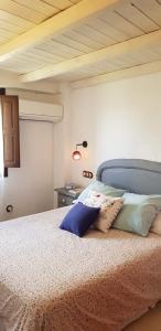 - une chambre avec un lit et des oreillers dans l'établissement Vivienda rural fuente de los gusarapos, à Burunchel