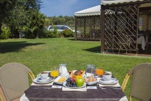 サンタ・マリア・ラ・パルマにあるVilla Barbarina Nature Resortのテーブル(上に食べ物と飲み物付) +206枚の写真