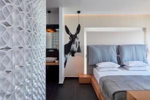 Cama ou camas em um quarto em Mykonos Kosmoplaz Beach Resort Hotel