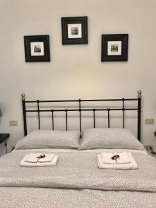 een slaapkamer met een bed met twee handdoeken erop bij La camera in centro ( 1 minute from Piazza Unita) in Trieste